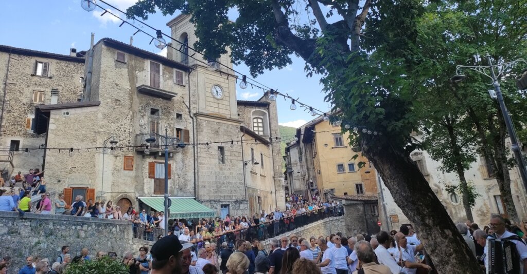 Crowds line the streets waiting for Ju Catenacce to begin